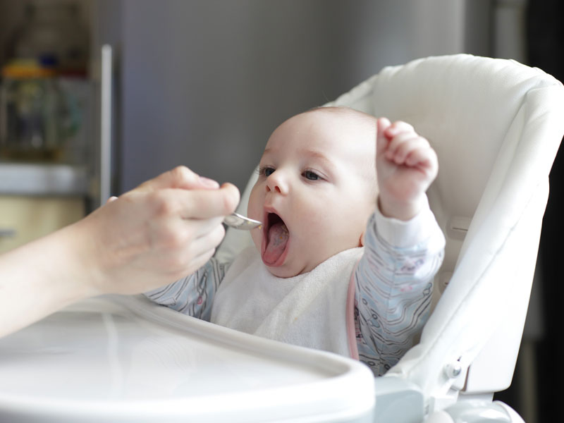 Diversificarea la bebeluşi – Tot ce trebuie să ştii despre tabelul şi schema alimentaţiei